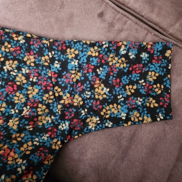 LuLaRoe Black Floral Leaves Oversized Top Women's Medium M High Low Irma EUC - Picture 4 of 6